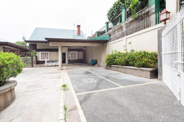 OYO 122 The Peak Pines Pension