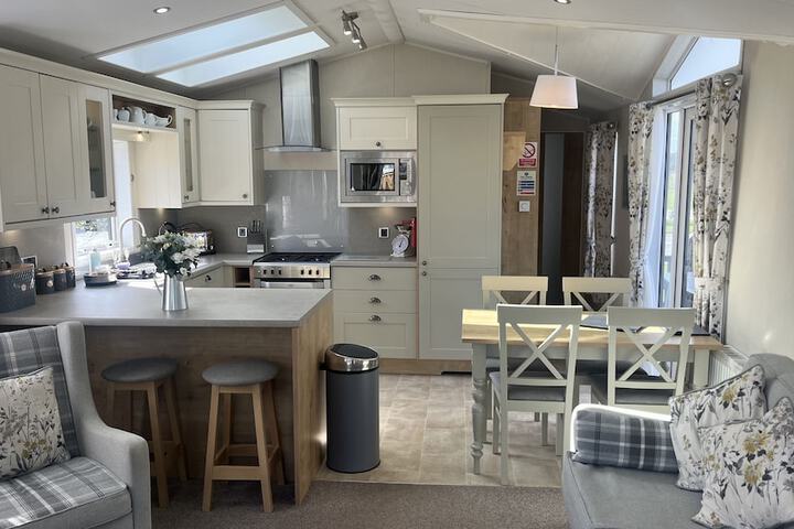 Dog Friendly Lodge With hot Tub, Quiet Location in Preston