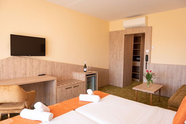 Room 4 of 81