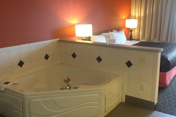 Suite Accessible King Size Bed (8 of 8)