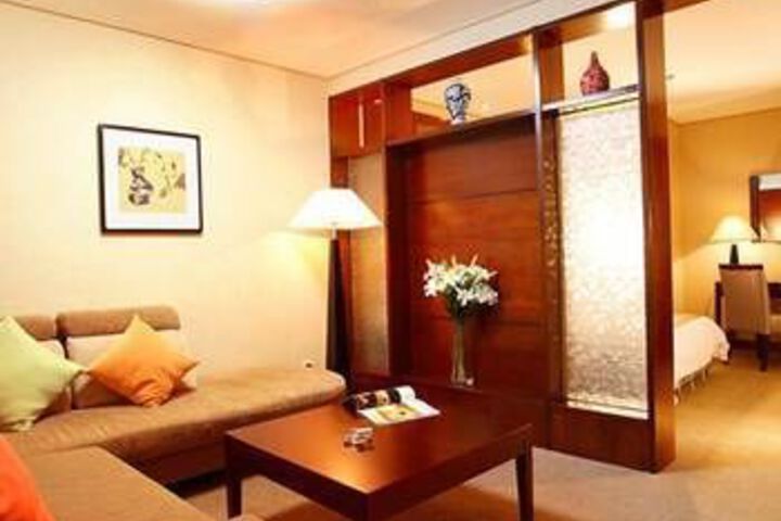 Room 6 of 9