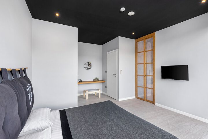 Room 4 of 154