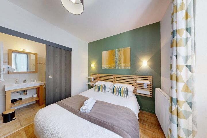 Room 15 of 40