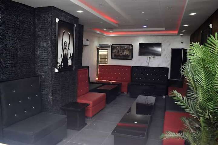 Lounge 37 of 40