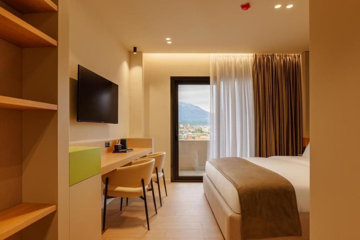Room 6 of 73