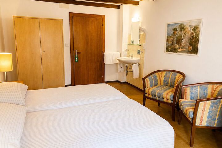Room 4 of 31