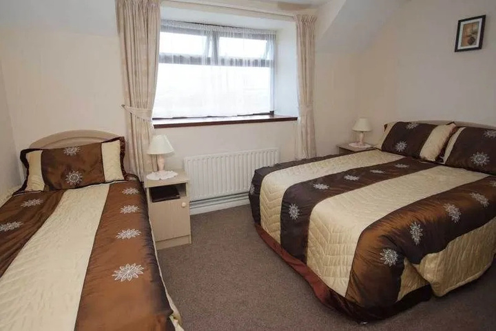 Room 4 of 9