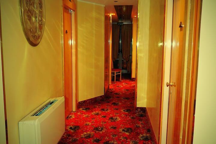 Ballroom/Hall 30 of 33