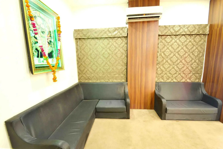 Oyo Premium Alankar Circle