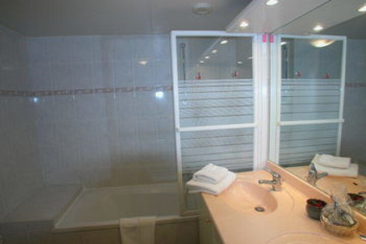 Room 3 of 25