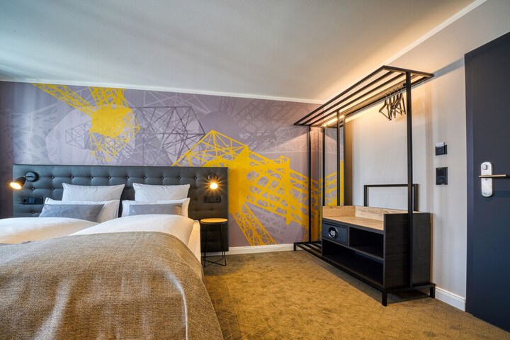 Room 13 of 33