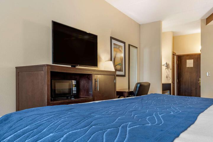 1 King Bed (4 of 6)