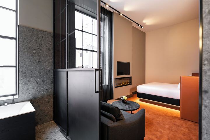 Room 7 of 42
