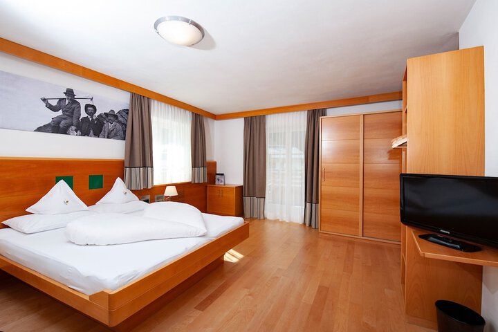 Room 9 of 42
