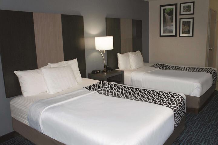 2 Queen Beds (4 of 7)