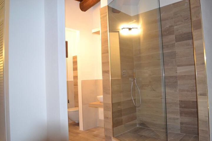 Room 18 of 28