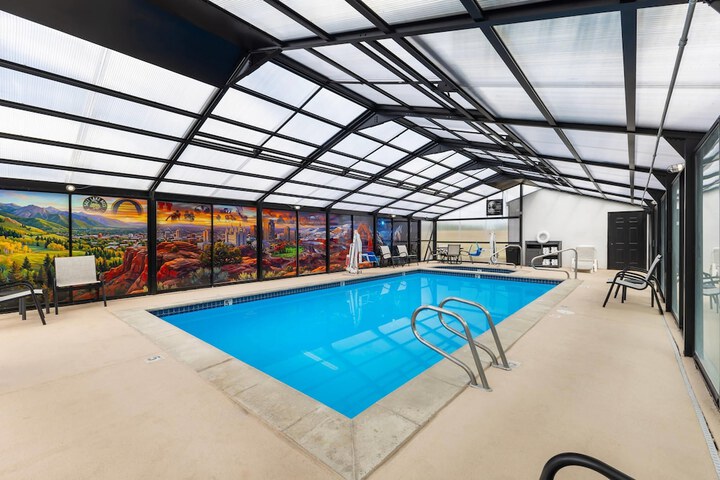 Pool Hotel