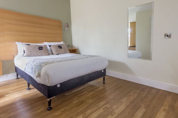 Room 9 of 32