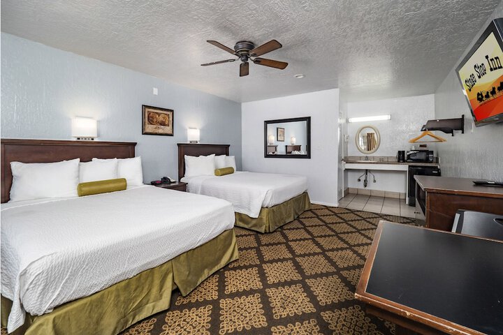1 Queen Bed (6 of 10)