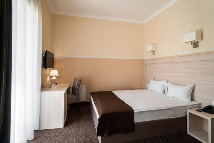 Room 10 of 32