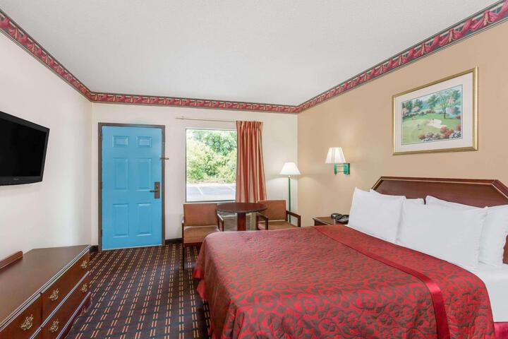 1 Queen Bed (10 of 21)