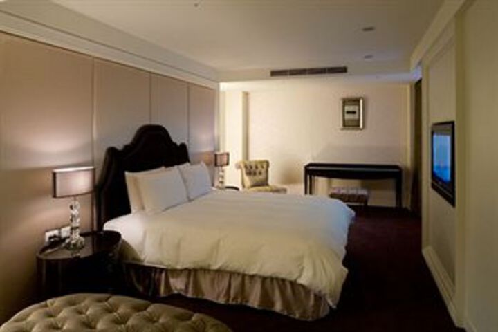 Room 10 of 28