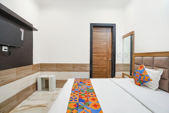Room 9 of 25