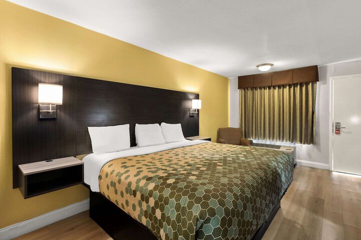 1 King Bed (9 of 14)