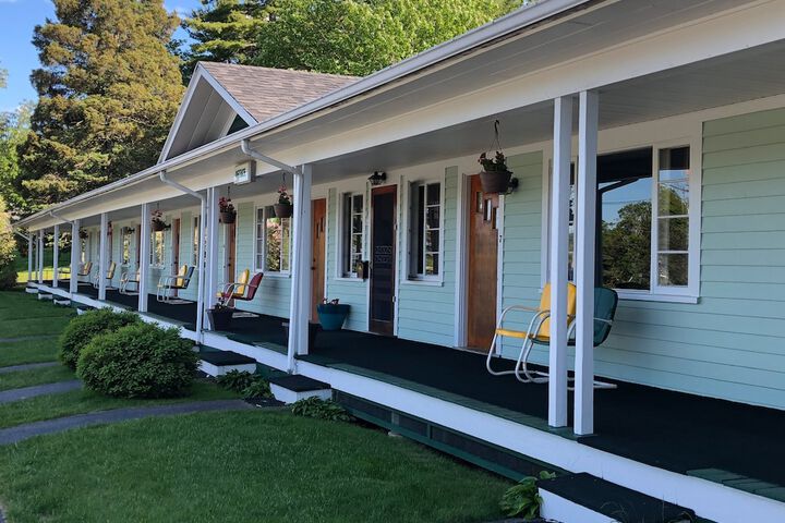 Exterior of Edenbrook Motel