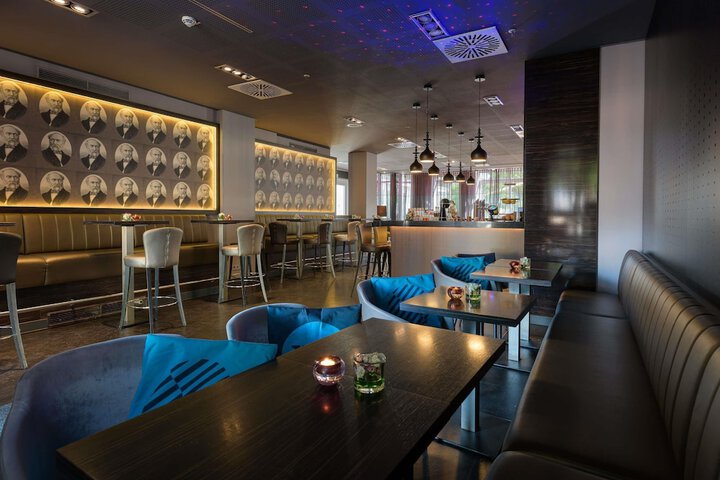 Lounge 113 of 159