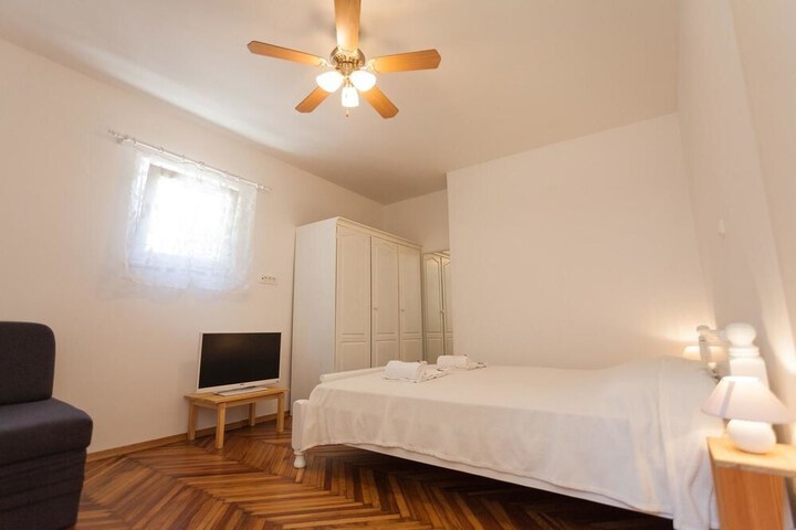 Room 12 of 180