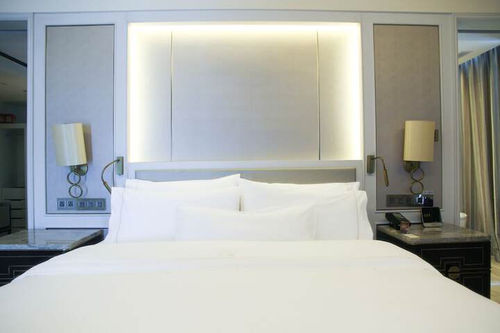 Room 18 of 90