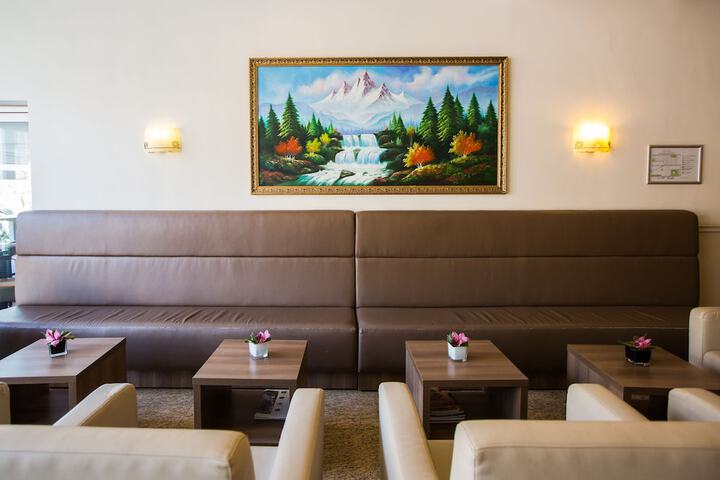 Lounge 42 of 44