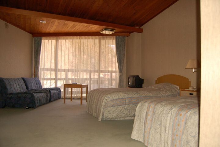 Room 4 of 7