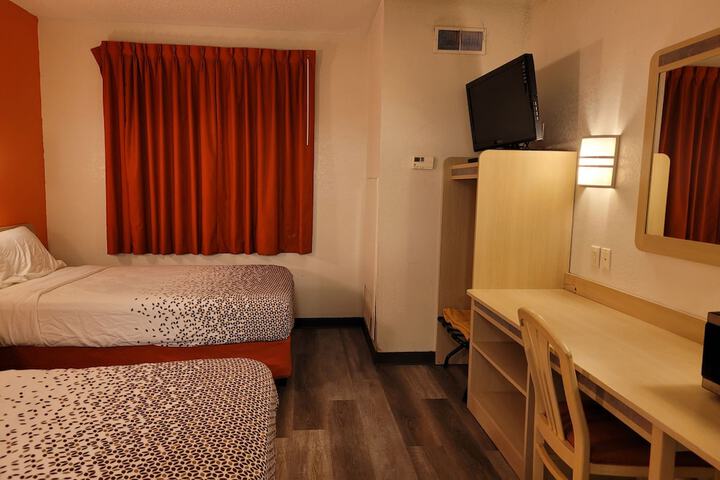 1 Double Bed Accessible (18 of 40)