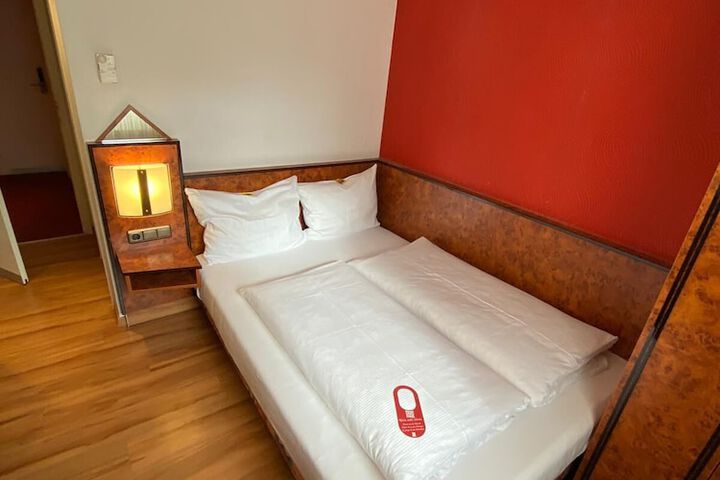 Room 5 of 39