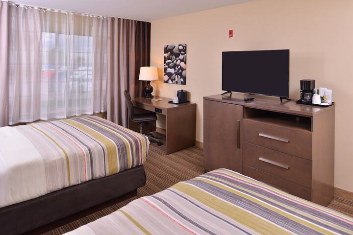 2 Queen Beds (3 of 4)
