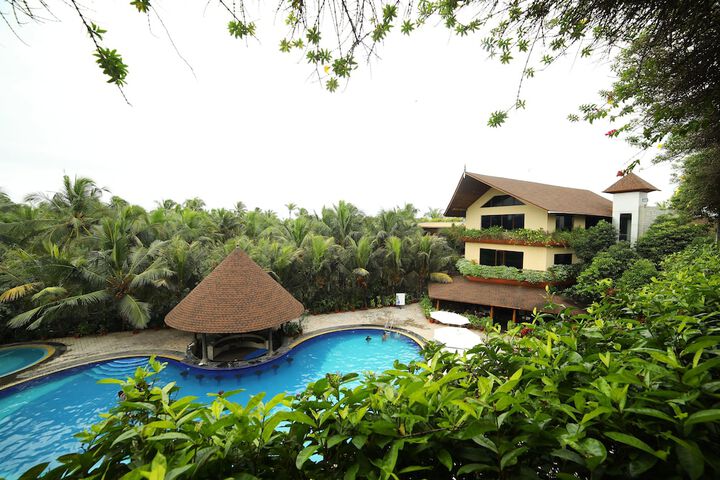 Hotel with Pool