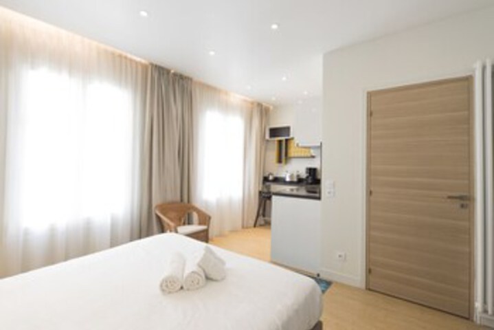 Room 9 of 12