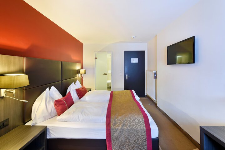 Room 8 of 103