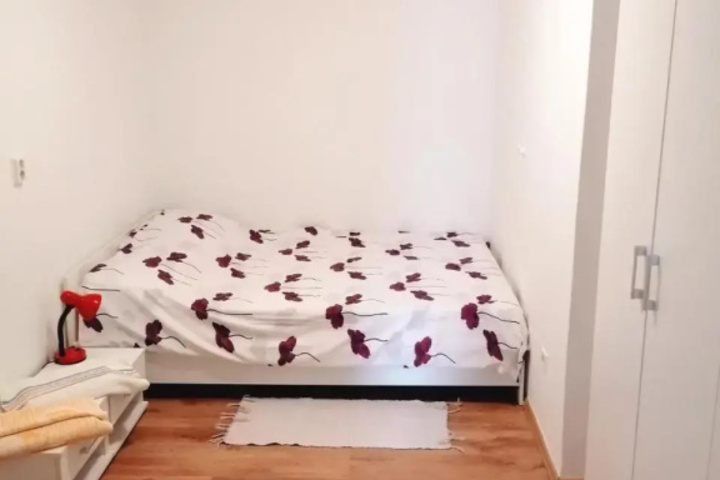 Room 6 of 9