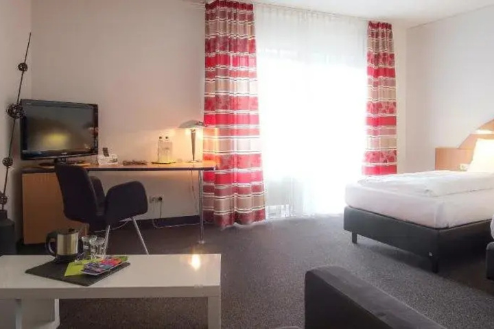 Room 6 of 15