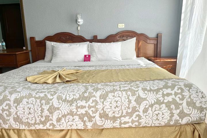 Room 6 of 32