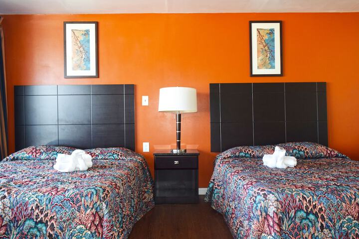 2 Queen Beds and Sofa (17 of 19)