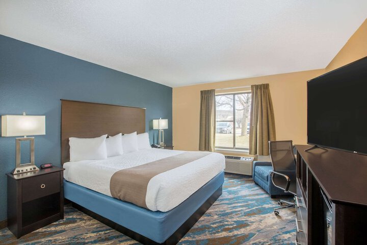 1 King Bed (6 of 8)