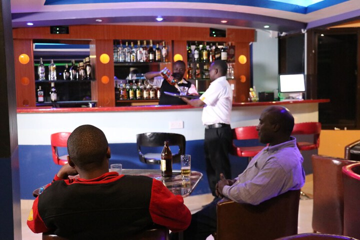 Lounge 76 of 88