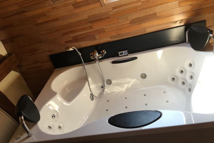 Jetted tub
