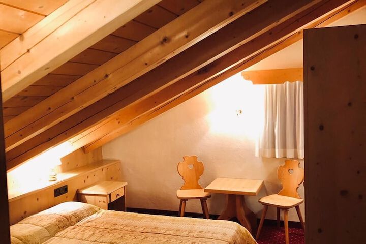 Room 16 of 38