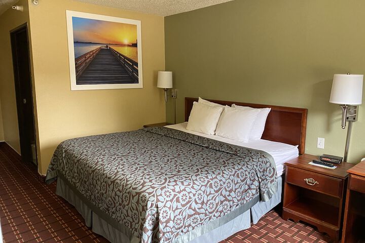 1 King Bed (6 of 7)