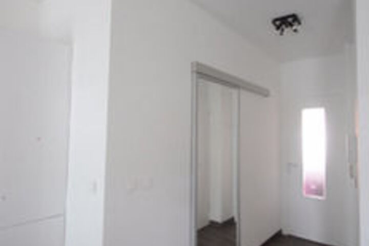 Room 4 of 9
